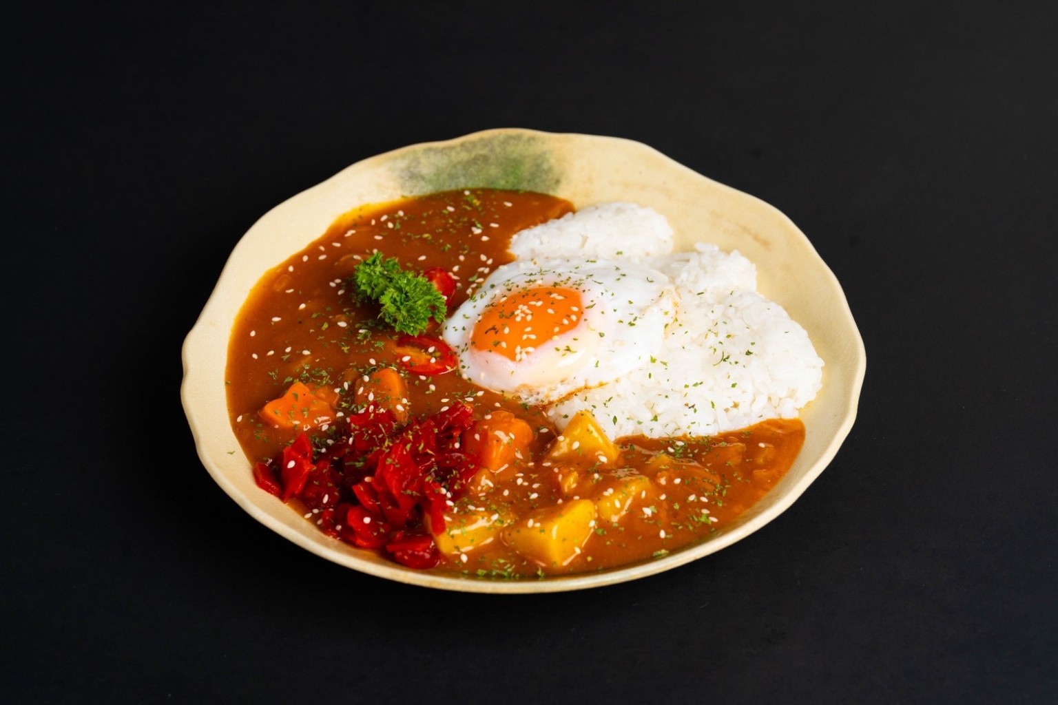ข้าวแกงกะหรี่ไข่ดาว — SHIPPO