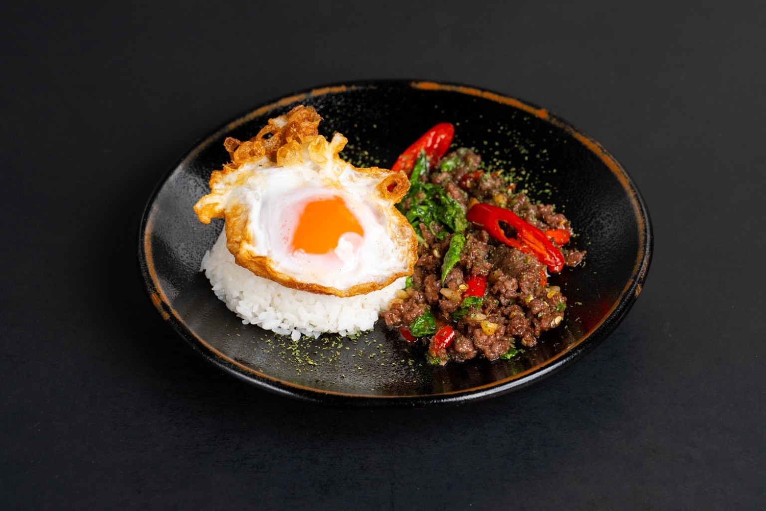กะเพราเนื้อสับ ราดข้าว เพิ่มไข่ดาว
