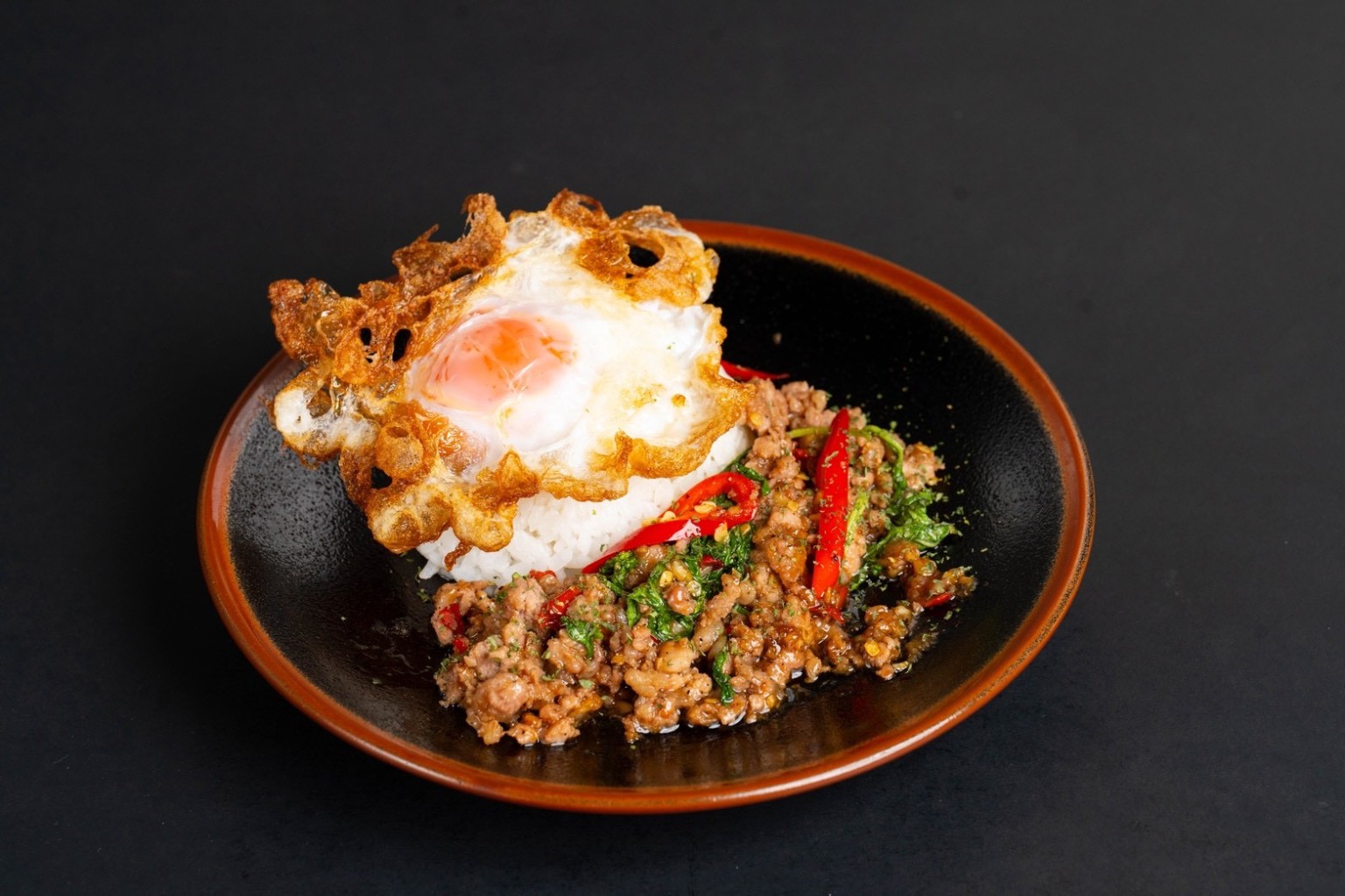 กะเพราหมูสับ ราดข้าว เพิ่มไข่ดาว